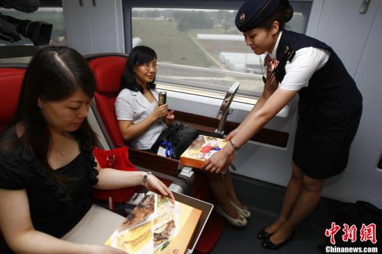 6月27日，京沪高铁试运行情况向媒体开放，数十家中外媒体的记者登上列车。中新社发 富田 摄